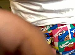 Mi hermanastro interrumpe mi rutina en el baño con acción intensa