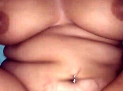 Metendo e tirando leite numa latina crossdresser safada.