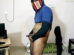 i'm watching hot porn on my phone and almost cumming in my hand