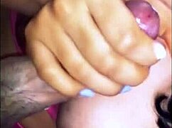 La madre de su amiga era una mujer voluptuosa que siempre vestía ropa ajustada y provocativa lo que lo ponía muy nervioso