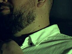 मेरी फ्रॉस्ट डिमली लिट रूम में इंटिमेट कपल प्ले में एंगेज होती है