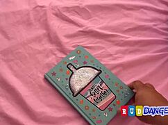 chico despierta a su morra para coger, se van de casa y el pervertido chico de 18 se culea a su morra cachonda por el culo