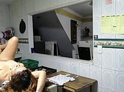 2 parte me le corro en la boca a mi prima cachonda en la cocina