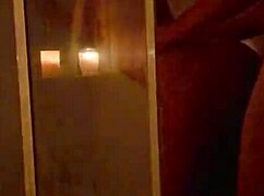 cita de tinder lleva a un encuentro en la ducha