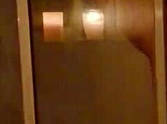 cita de tinder lleva a un encuentro en la ducha