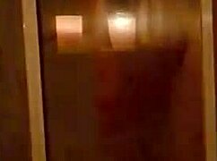 cita de tinder lleva a un encuentro en la ducha