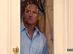 सुंदर नीना बॉयफ्रेंड देखते हुए आउटडोर्स में डैडी से चीट करती है, मफ डाइविंग और चोदाई