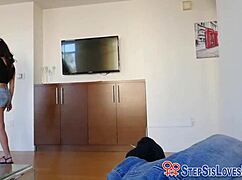 Teen amateur gets cumshot after handjob and fingering 😏