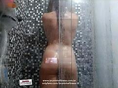 Gostosa Safada Brincando Com Pau Preto No Banho