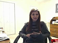 Tessa Fowler's webcam show is so hot! 😍