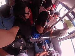 सुपर शॉर्ट स्कर्ट पहनकर, मैं उस लातीना गंद पर पब्लिक सीडीएमएक्स में अपना लंड रब नहीं कर सका