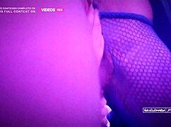 Morena safada foge da festa para chupar no quarto escuro