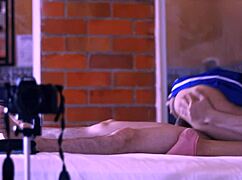 el apartamento se vuelve refugio de pasión entre hijastra y amante