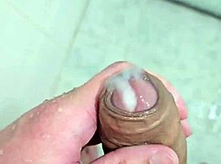 Gozando Gostoso no Banho with My Brazilian Twink