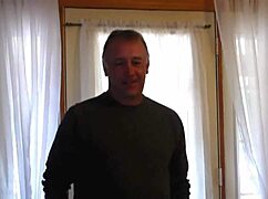 Stud can't tell teen twins apart 😏