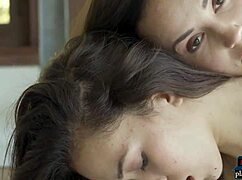 गर्म लेस्बियन मॉडल्स नंगी होकर साथ मस्ती करती हैं