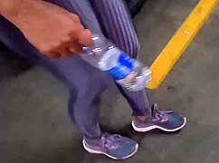 Pingando suor na academia e dando calcinha suada com pés pós treino em público.