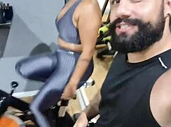 Pingando suor na academia e dando calcinha suada com pés pós treino em público.