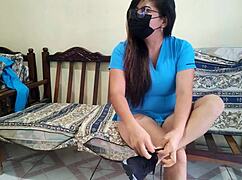 las enfermeras son las mas zorras invita al paciente a casa y en su llegada comienzan a tener sexo y el hombre la va a penetrar con su gran pene porno casero de enfermera caliente.