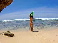 Small waist and natural tits paradise beauty gets passionate on the beach.