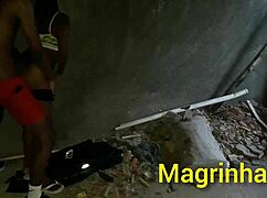 Putaria rolling in abandoned house, skinny girl taking big dick until he cums?