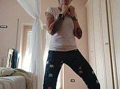 Hey, wanna see my sweaty gym session in tight leggings?