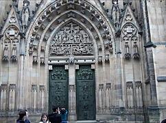 Exploring the historic prague castle as a european tourist