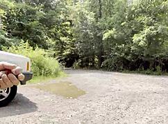 गे लड़का जंगल में मॉन्स्टर लंड हिलाता है