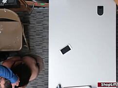 ऑफिस में दुकान चोरनी टीन 18+ को झुकाकर जोरदार चुदाई