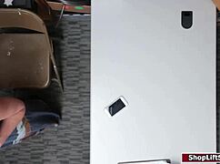 ऑफिस में दुकान चोरनी टीन 18+ को झुकाकर जोरदार चुदाई