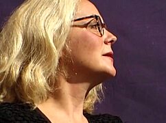 la mami caliente con el coño peludo se folla a sus amigos 😈