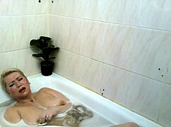 I can’t believe how this mature Russian bitch cums so hard while masturbating in the shower.