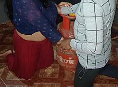 २०२३ नई ईयर गैस सिलिंडर के साथ-साथ प्यासी भाभी की चूत की प्रॉब्लम ठीक की किचन में चोद डाला