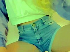 hot teen masturbates until she cums 😏