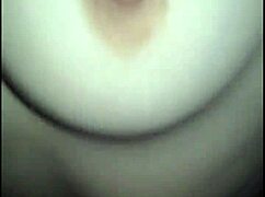 muy perrita jovencita grabando videos calientes