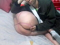 me pongo comodo y le meto los dedos en las panties, luego sexo de lado con la latina milf.