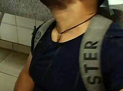 Mamador de Boca nas Picas no Banheiro do Metrô