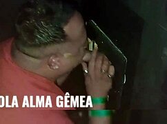 Levei um amigo na cabine do boquete