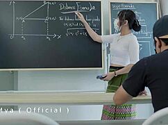 ब्यूटीफुल टीचर वाइल्ड डॉगी स्टाइल में अपनी गैंड को बांग करती है