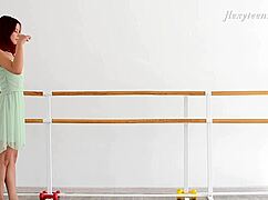 रूसी जिमनास्ट ज़्लाटा हमुपिपोके गरम योगा में लचीली बॉडी स्ट्रेच करती है