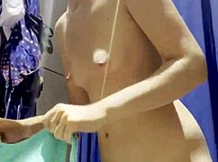 Cámara oculta catches teen in dressing room