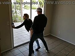 अनजान घर में सेक्स, पड़ोसी देख सकते हैं! बहुत रिस्की! 😱