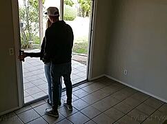 अनजान घर में सेक्स, पड़ोसी देख सकते हैं! बहुत रिस्की! 😱