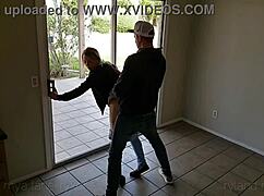 अनजान घर में सेक्स, पड़ोसी देख सकते हैं! बहुत रिस्की! 😱