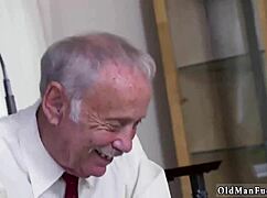 हॉर्नी ओल्ड मैन जर्क ऑफ करता है जबकि आयवी ब्लोजॉब देती है और अपने जिनॉर्मस टिट्स दिखाती है। उसे इंप्रेस करती है।