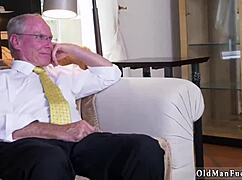 हॉर्नी ओल्ड मैन जर्क ऑफ करता है जबकि आयवी ब्लोजॉब देती है और अपने जिनॉर्मस टिट्स दिखाती है। उसे इंप्रेस करती है।