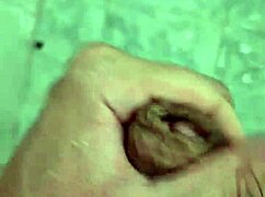 punheta e gozada no banho com twink brasileiro sexy