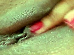 Buceta Meladinha Features Detailed Masturbation Scene with Close-Up Pussy Focus