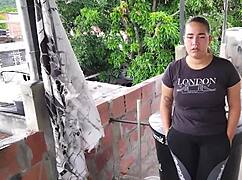 Descubro A Mi Hermanastra Fumando En La Azotea Y Mientras Me Chupa La Polla Me Pide Que Se La Meta Para No Contarle A Mi Madrasta -1 Parte-