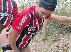 roludos transando gostoso em cena de sexo gay com tesão machos bem roludos fodendo bem gostoso no meio dos matos